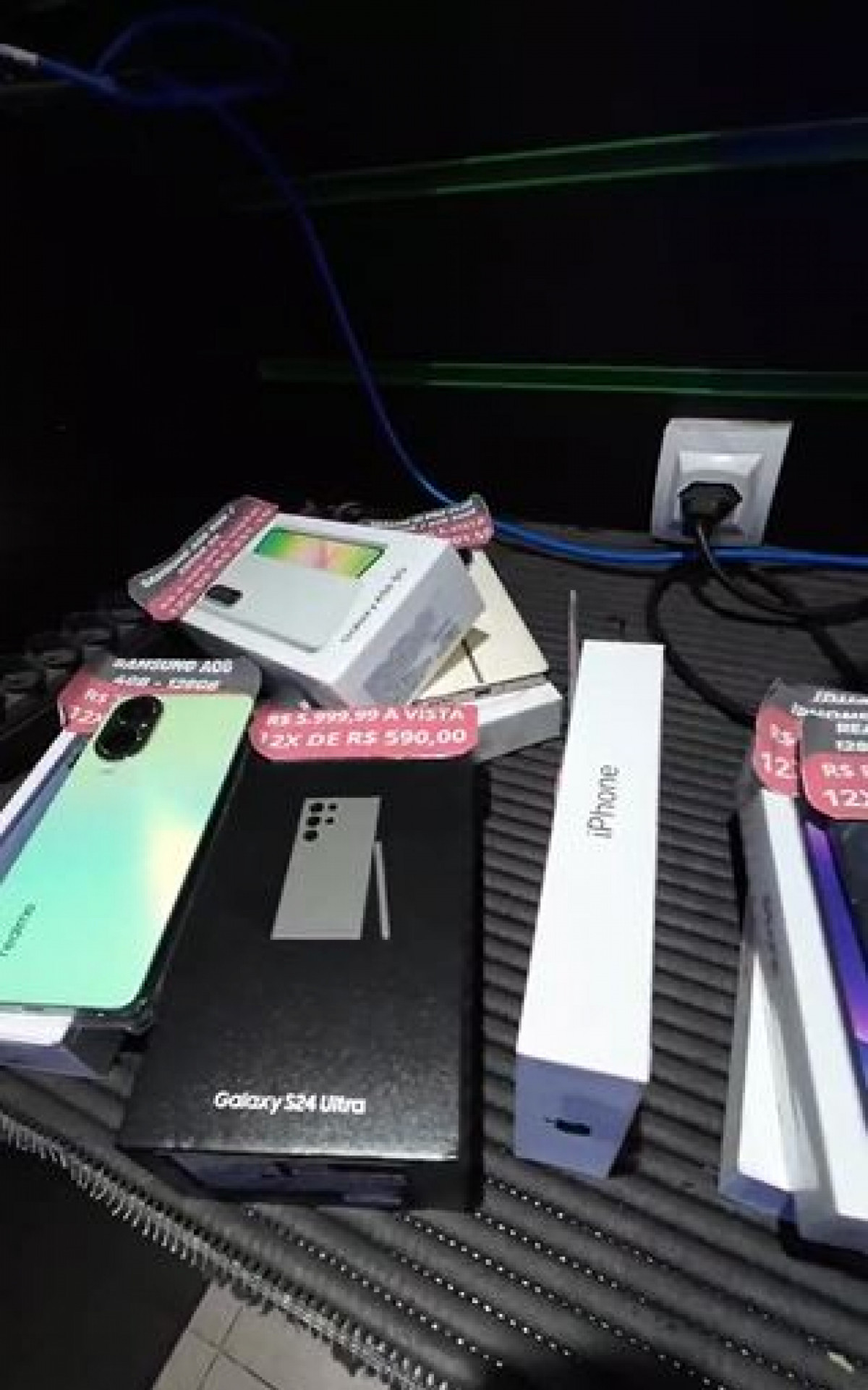 Aparelhos apreendidos durante operação contra esquema de venda de celulares roubados e furtados - Ana Fernanda Freire