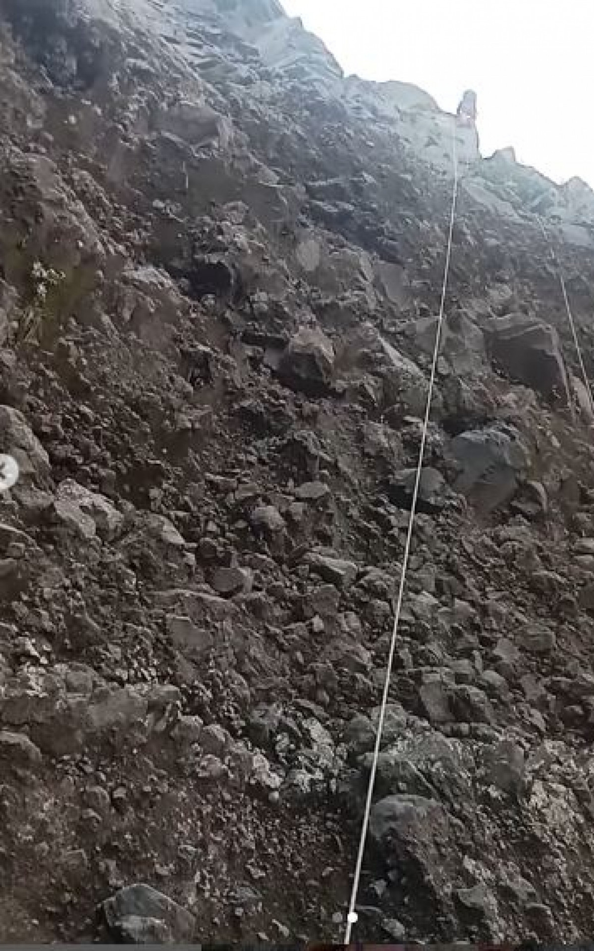 Corpo de Juliana Marins é içado de vulcão na Indonésia - Ana Fernanda Freire