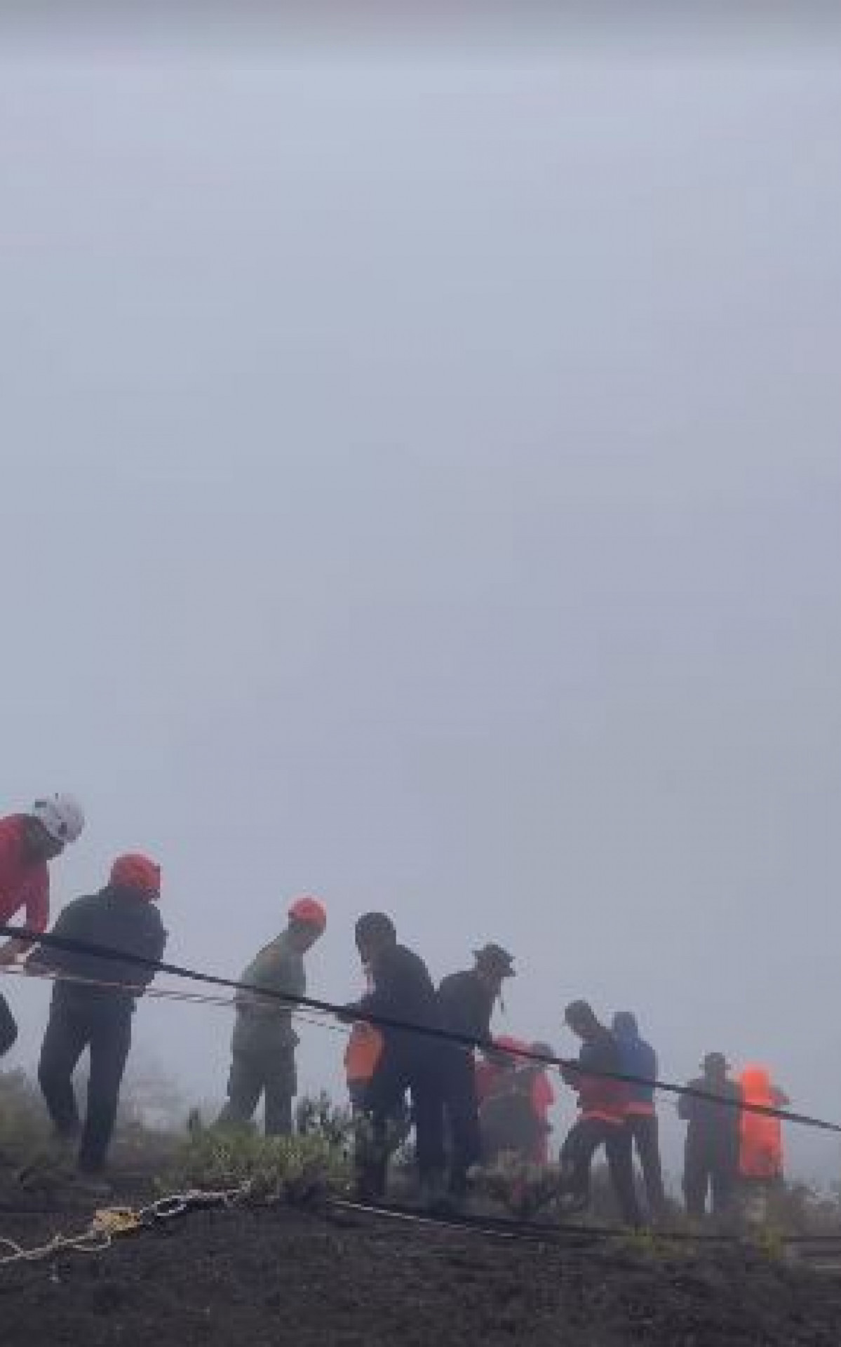 Corpo de Juliana Marins é içado de vulcão na Indonésia - Ana Fernanda Freire