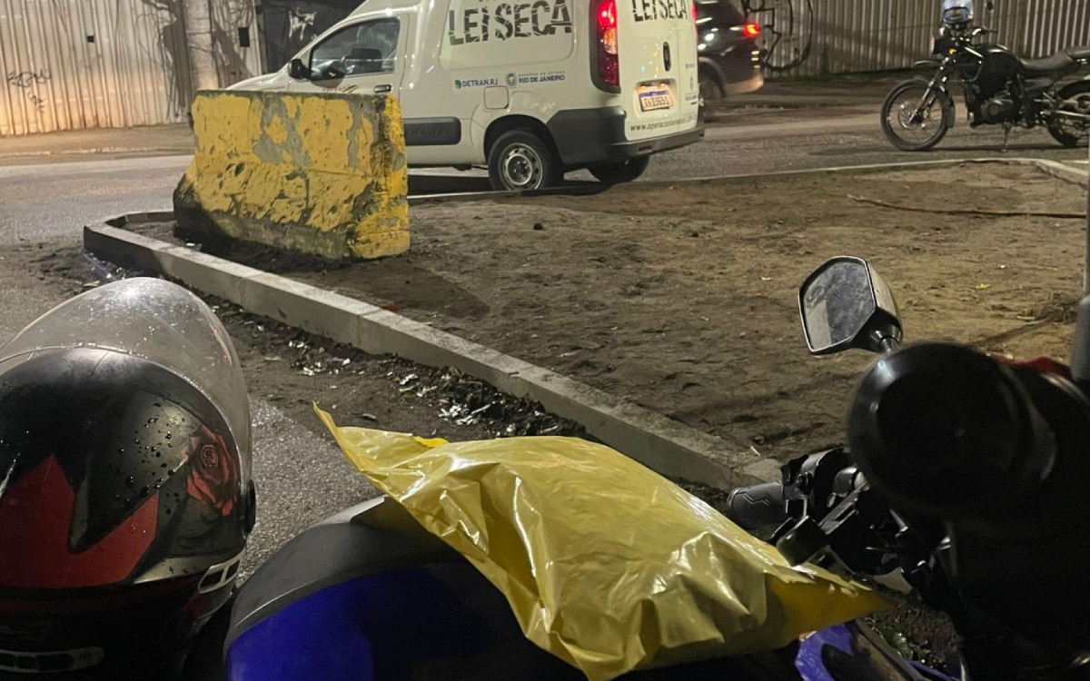 Embalagem transportada pelo motociclista continha duas blusas femininas e uma pedra de cocaína