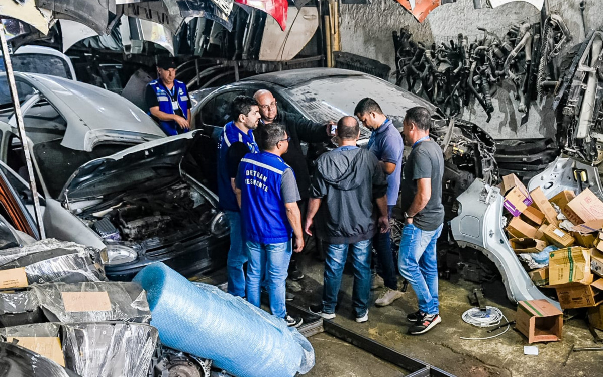 Agentes da Operação Desmonte apreenderam placas de veículos roubados e falsificadas em ferro-velho interditado em Bangu - Reprodução / Detran-RJ