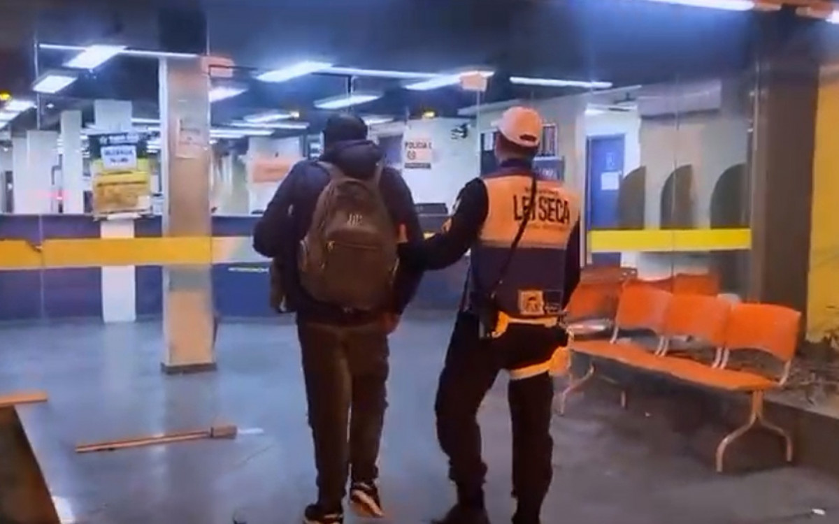 Homem foi levado à 35ª DP após admitir que encomenda que pediu por aplicativo de moto era cocaína