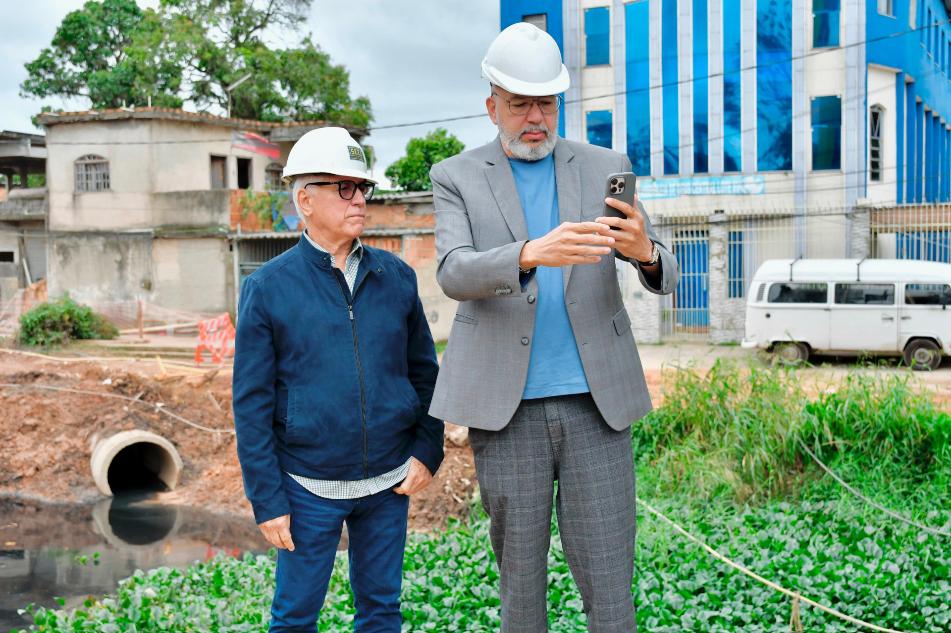 O prefeito Marcio Canella e o gerente da Seel Engenharia acompanharam os trabalhos de coloca&ccedil;&atilde;o das vigas   - Jeovani Campos /PMBR