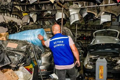 Ferro-velho é interditado em Bangu por armazenar placas de carros roubados e falsificadas