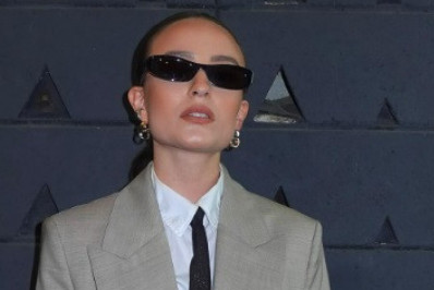 Gravata ganha destaque em looks femininos; saiba como usar