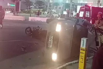 Carro capota após colisão com moto no Centro de São Pedro da Aldeia
