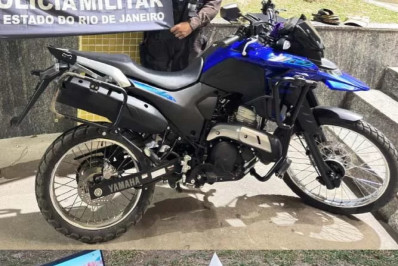 Moto, celulares e notebook roubados são recuperados após rastreamento e perseguição em Araruama
