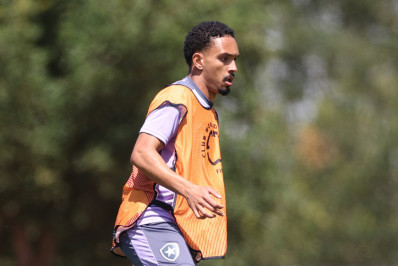 Vitinho treina e não preocupa Botafogo para jogo contra o Palmeiras