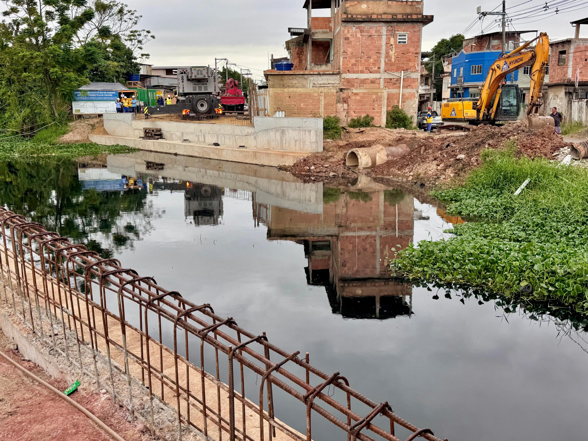 A ponte está sendo construída para ligar os dois lados do canal do Outeiro na altura da Rua Impala

 - Jeovani Campos /PMBR