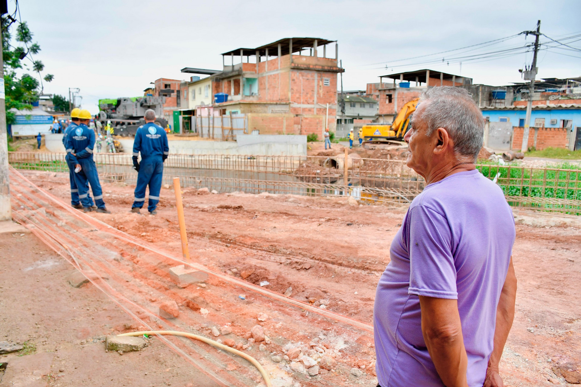 O comerciante Jos&eacute; Ribamar n&atilde;o v&ecirc; a hora da conclus&atilde;o da obra que melhorar&aacute; muito o deslocamento dos moradores - Jeovani Campos /PMBR