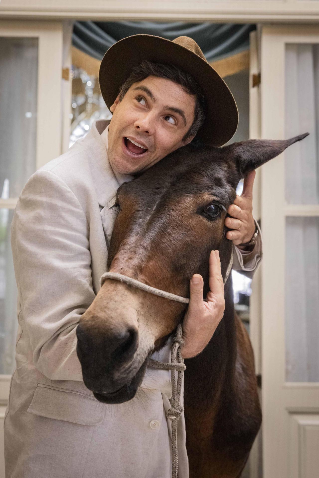 Amigos inseparáveis: Candinho (Sergio Guizé) e Burro Policarpo (Juliana) -  Fábio Rocha / TV Globo