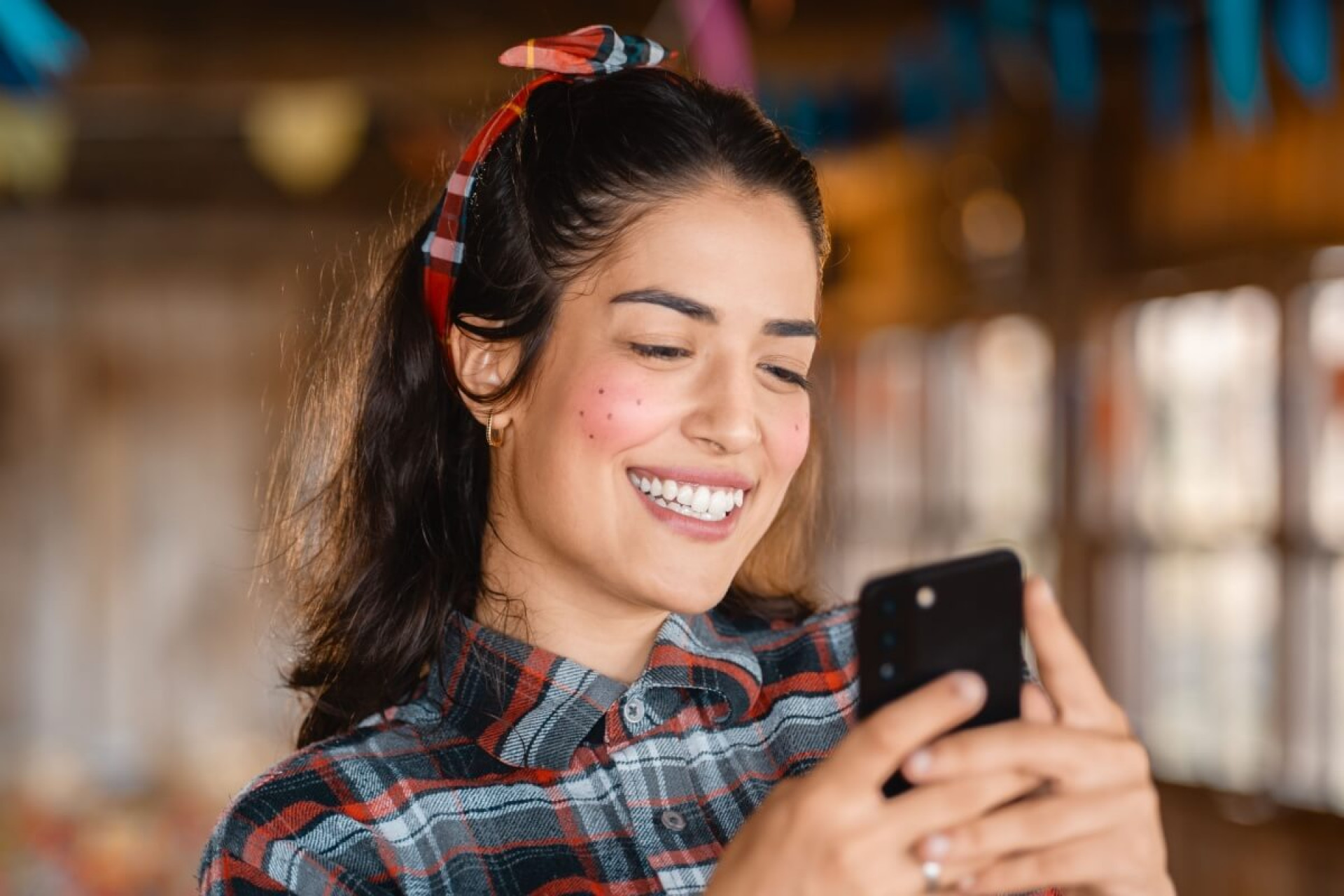Truques simples tornam os penteados de festa junina mais modernos e charmosos (Imagem: Vergani Fotografia | Shutterstock) 