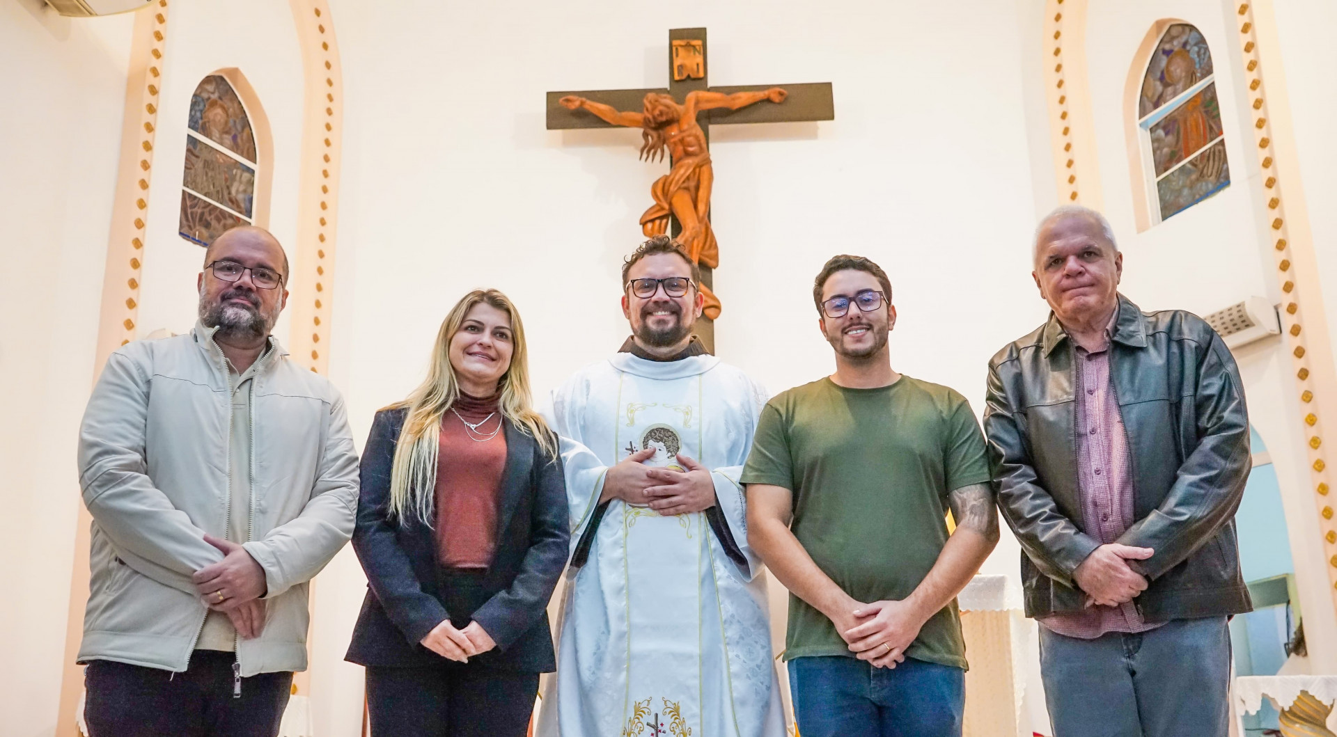 Secretários municipais ao lado do Frei Jhones (centro) que celebrou a missa do Padroeiro  - Gilberto Rocha/ PMSJM