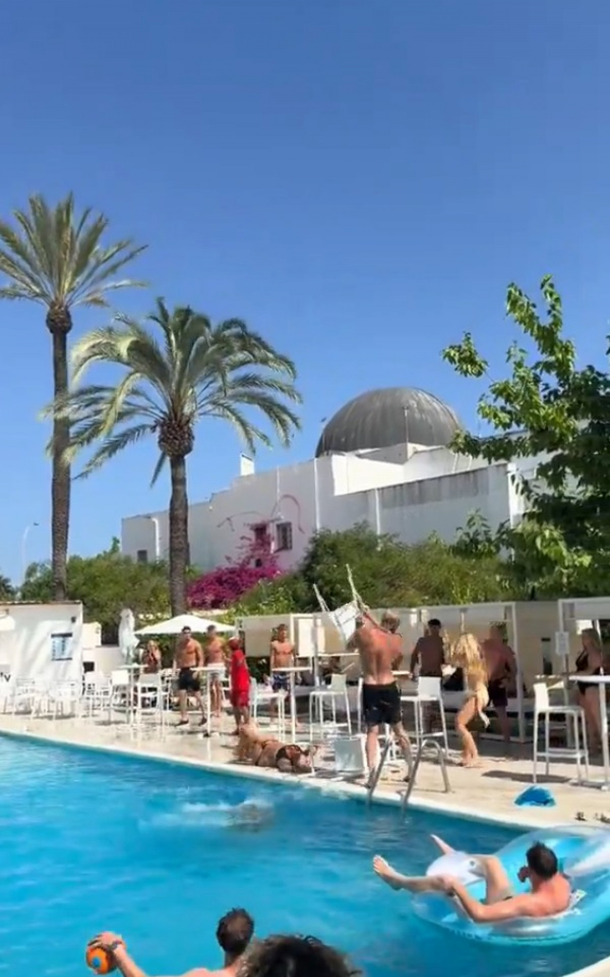 Kian Harratt arremessou cadeira em uma mulher, que caiu no ch&atilde;o e precisou ser amparada - Reprodu&ccedil;&atilde;o 