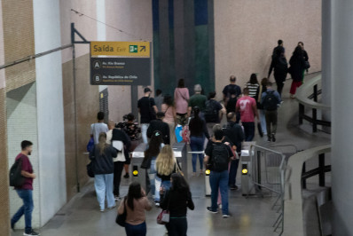 Metrô sofre problemas técnicos; passageiros reclamam de demora