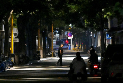 Veículo atropela pedestres em frente à escola em Pequim