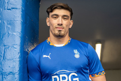 Jogador de clube inglês arremessa cadeira em mulher durante discussão em Ibiza