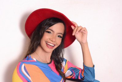 Do teatro à carreira musical: conheça cantora em ascensão no Rio