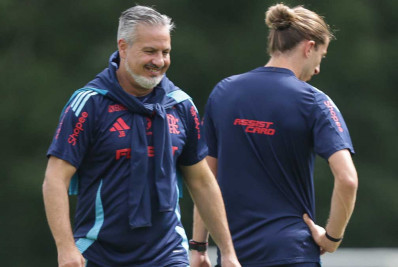 Apesar de crise, presidente do Flamengo nega mudança no comando do futebol