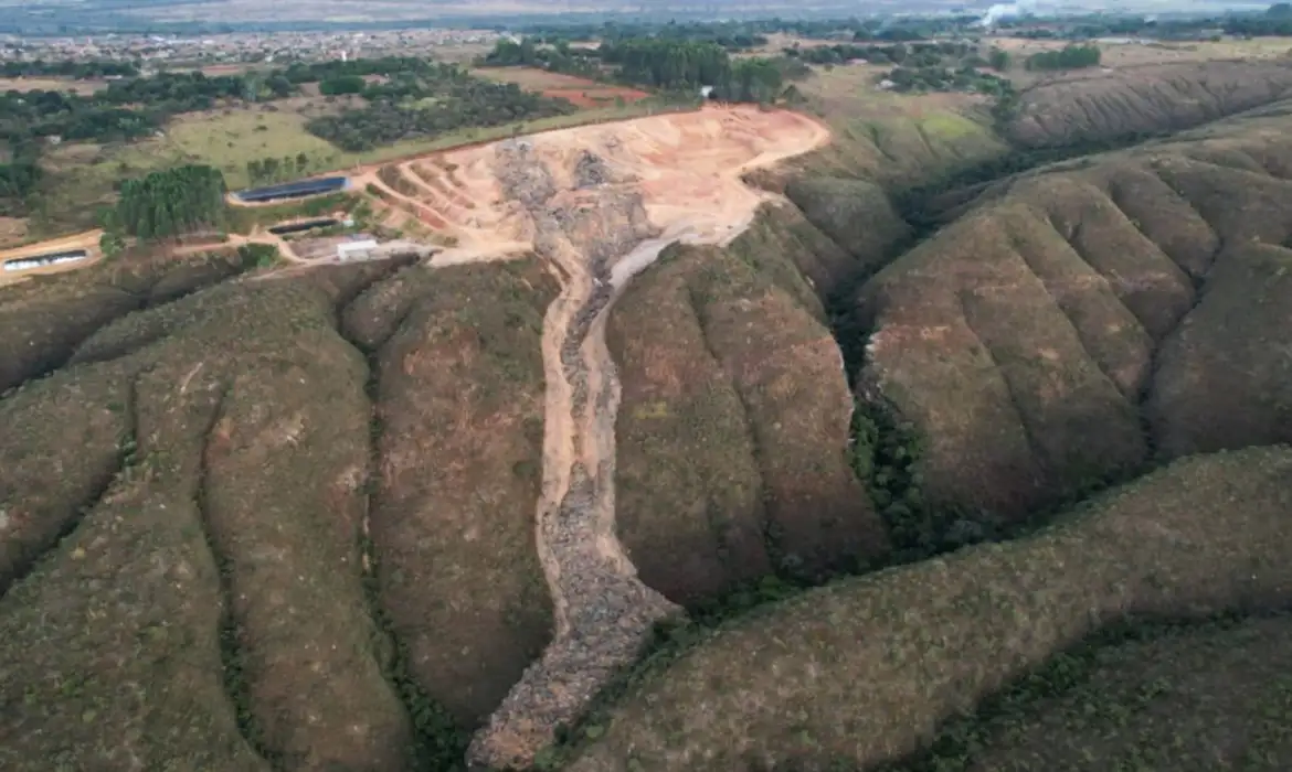 Justiça interdita lixão que desabou em Padre Bernardo, entorno do DF
