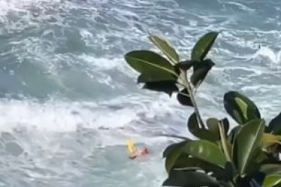 Vídeo: Bombeiros resgatam banhista arrastada por onda em praia de Itacoatiara