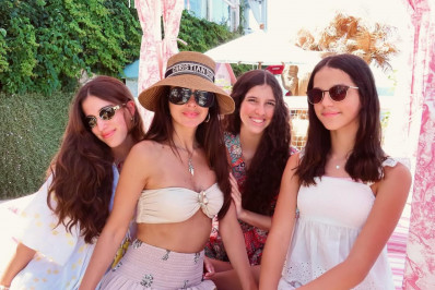 Vera Viel impressiona ao surgir com as filhas em viagem: 'Quem é a mãe?'