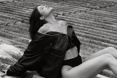 Agatha Moreira surge de calcinha e casaco em novo ensaio sensual