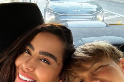 Rafaella Santos posa com filho de Neymar durante férias em Barcelona