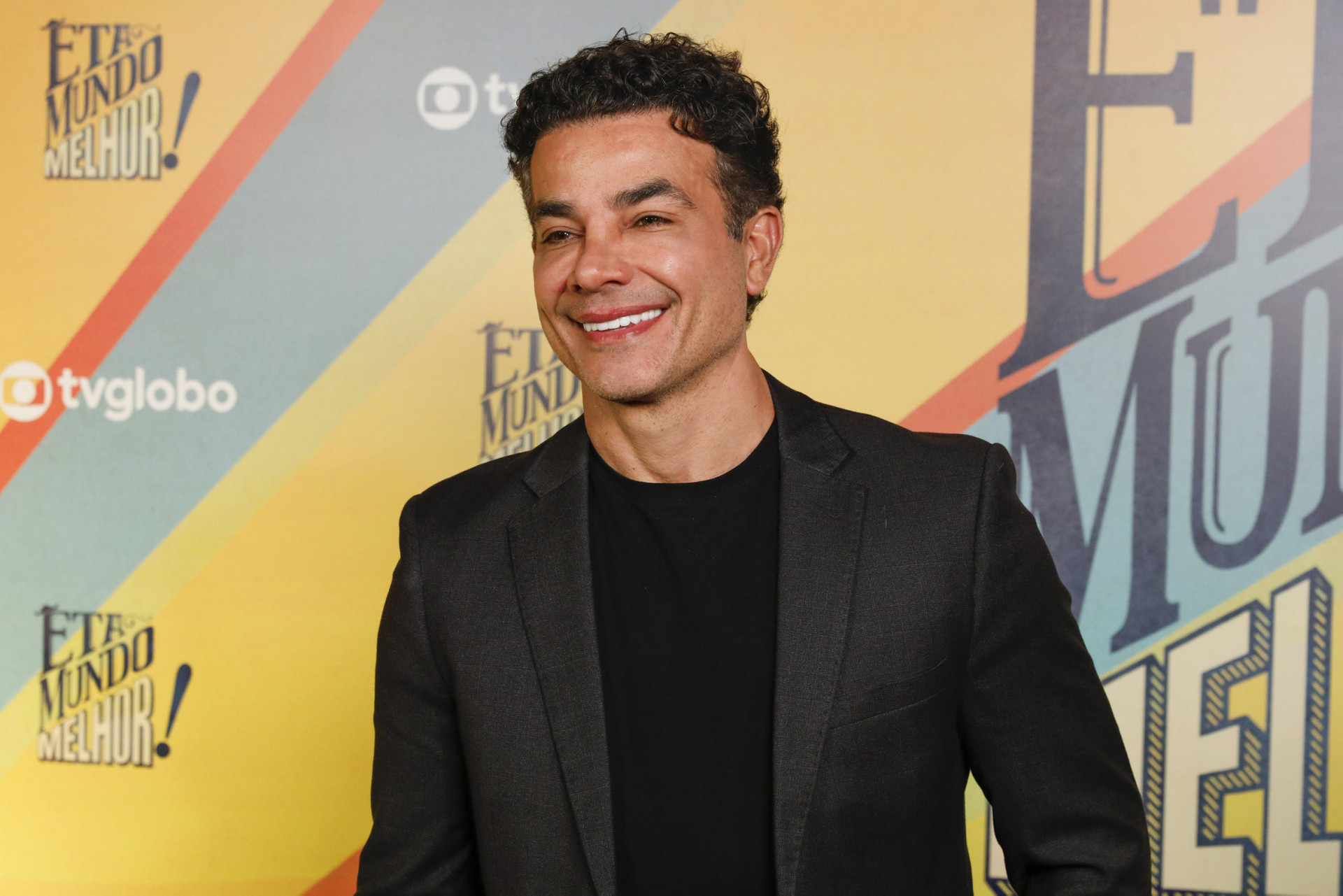 Anderson Di Rizzi volta a viver Zé dos Porcos em 'Êta Mundo Melhor!' - TV Globo / Edu Lopes