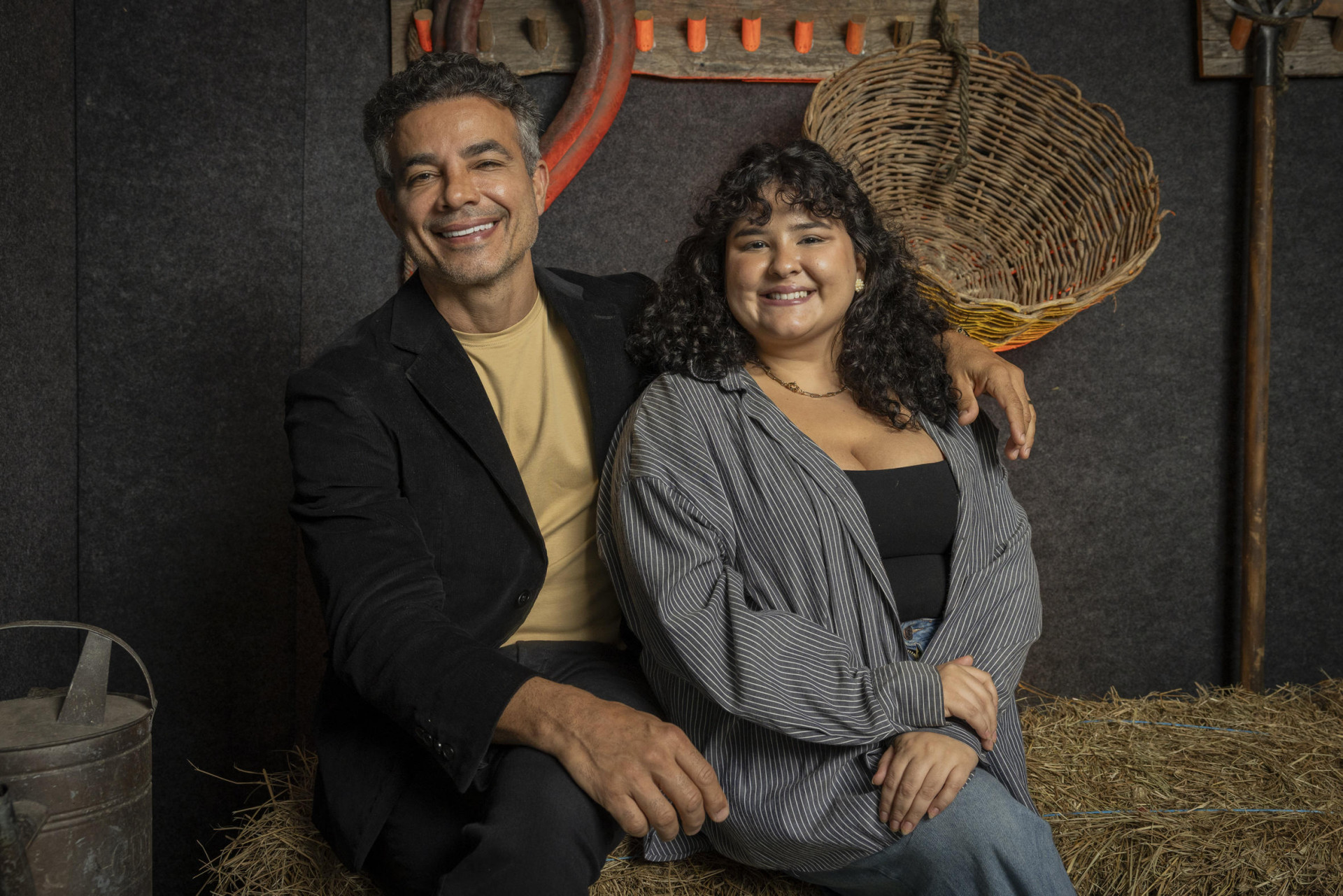 Zé dos Porcos (Anderson Di Rizzi) vive romance com Maria Divina (Castorine) em 'Êta Mundo Melhor!' - TV Globo / Fabio Rocha