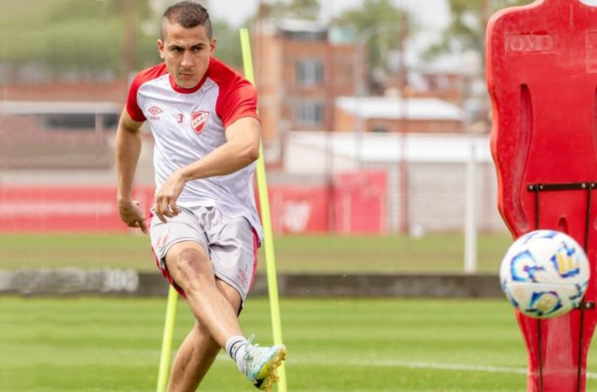 Lateral-direito lesionado em lance com Marcelo volta a atuar ap&oacute;s dois anos