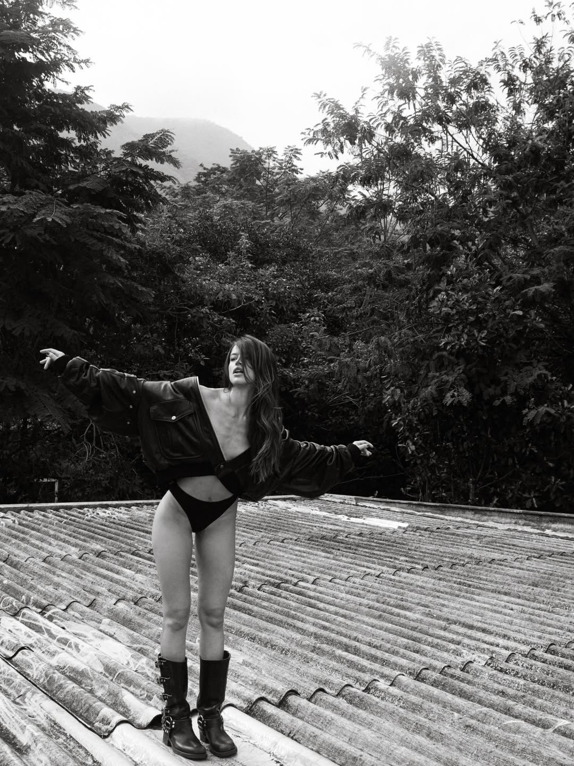 Agatha Moreira em cima de telhado para ensaio fotográfico  - Reprodução/Instagram 