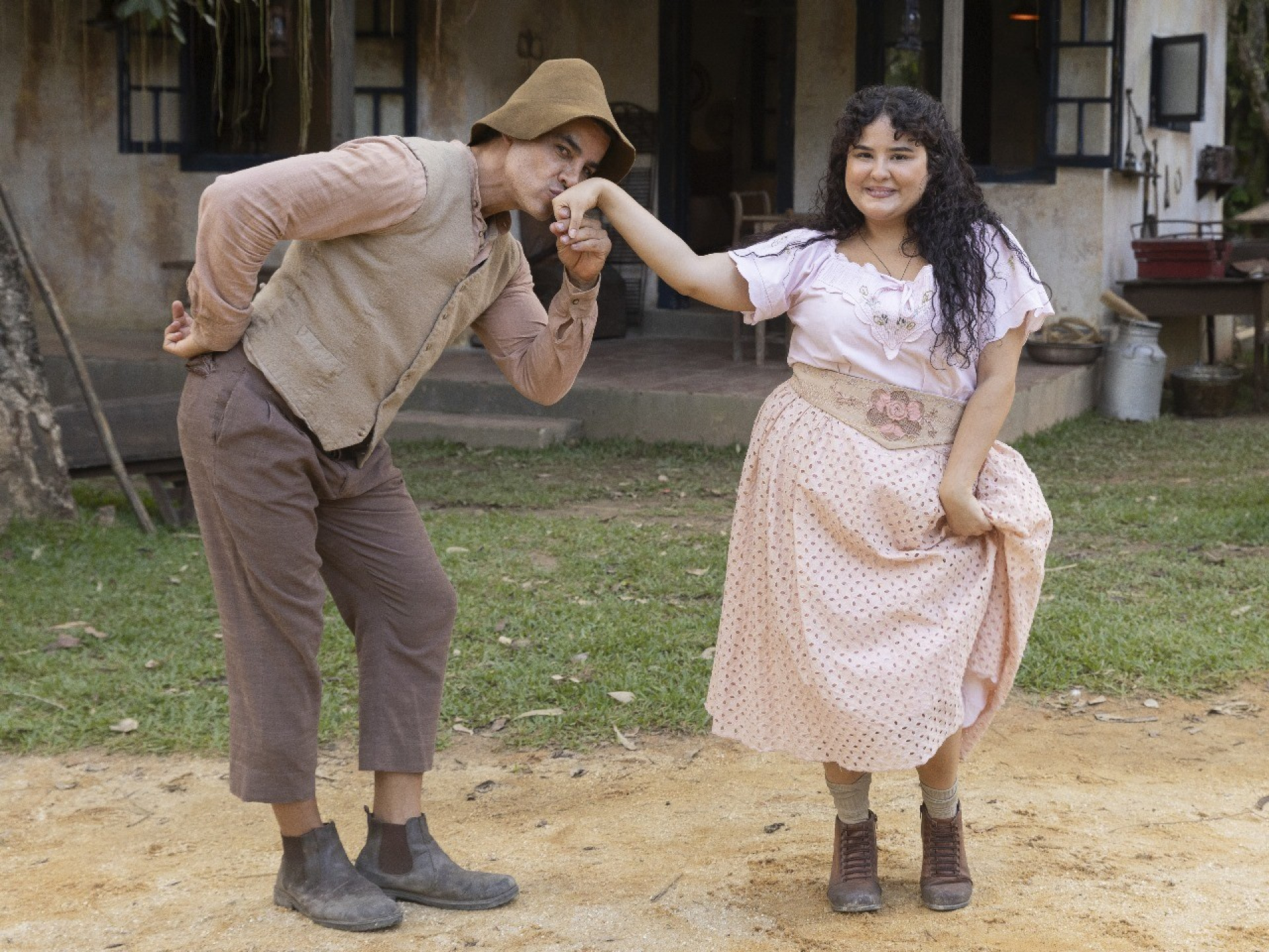 Zé dos Porcos (Anderson Di Rizzi) vive romance com Maria Divina (Castorine) em 'Êta Mundo Melhor!' - TV Globo / Leo Rosário