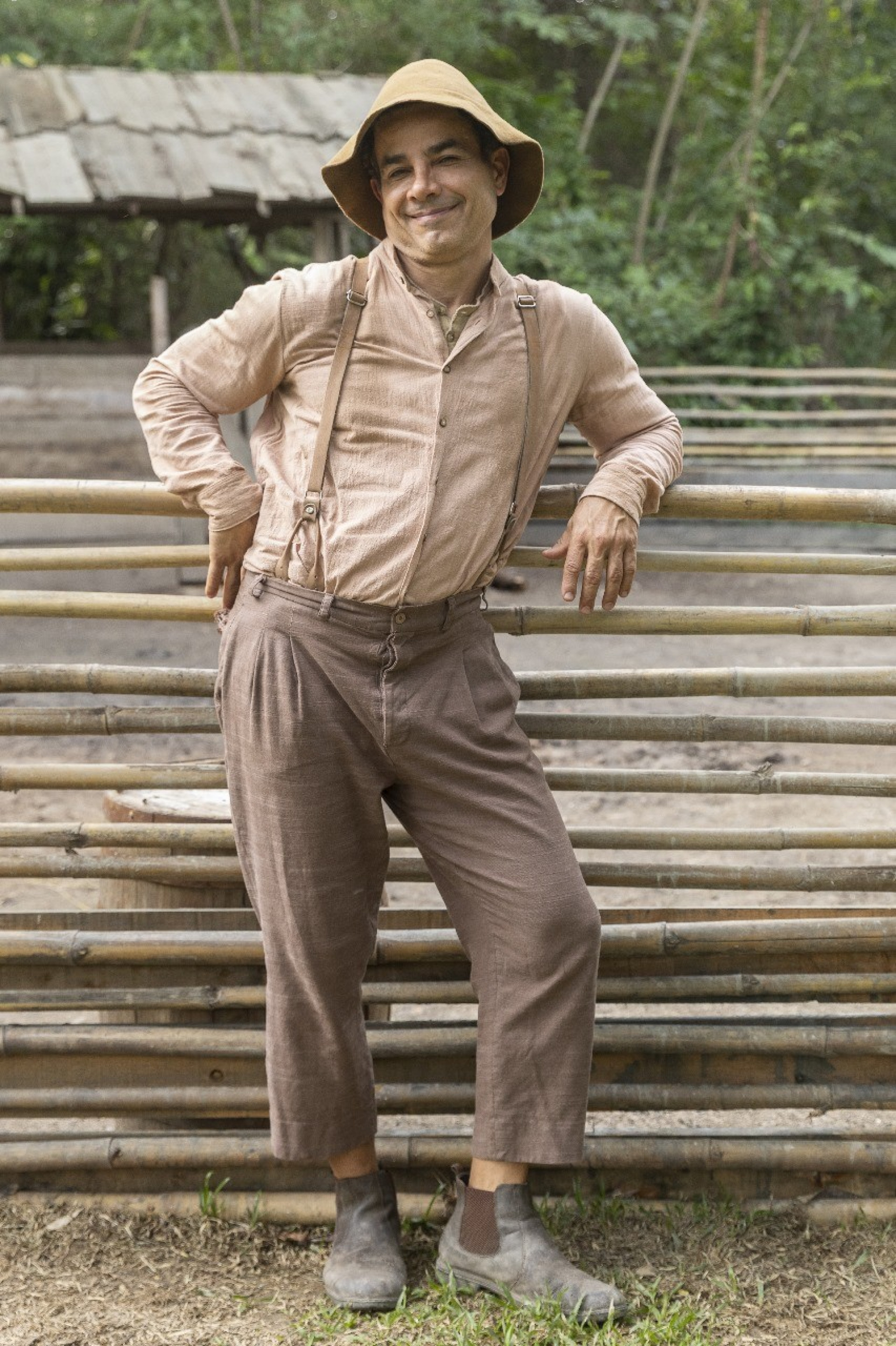 Anderson Di Rizzi volta a viver Zé dos Porcos em 'Êta Mundo Melhor!' - TV Globo / Leo Rosário