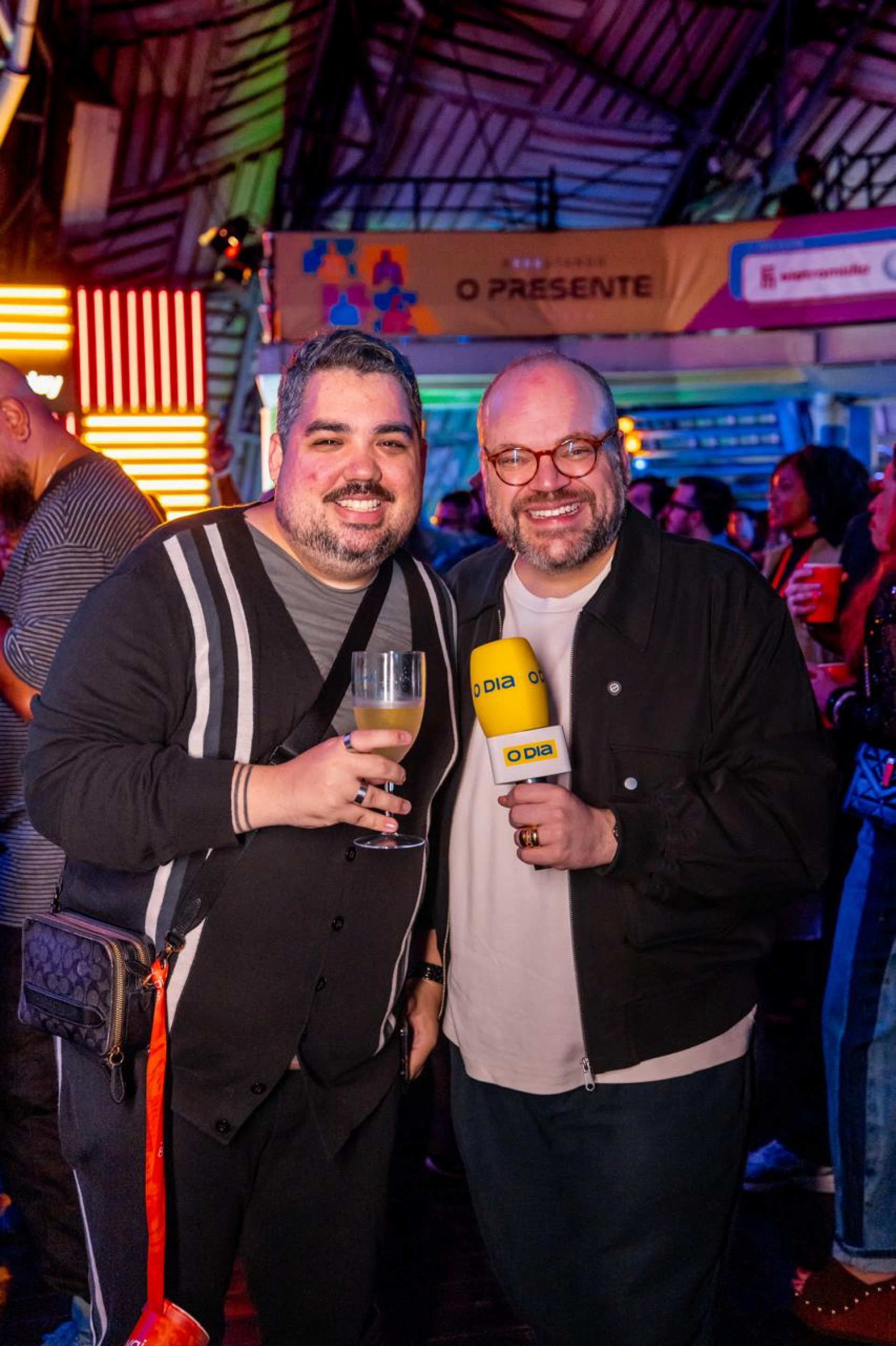 Rodrigo Santiago é relações públicas do hub de tecnologia e inovação da cidade do Rio, Maravalley ao lado do jornalista Rodrigo T. Ribeiro - Improvement