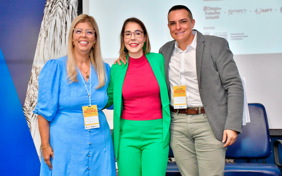 Secretária Sheila Boechat, juíza Joana Darck e secretário Diogo Bastos no seminário

