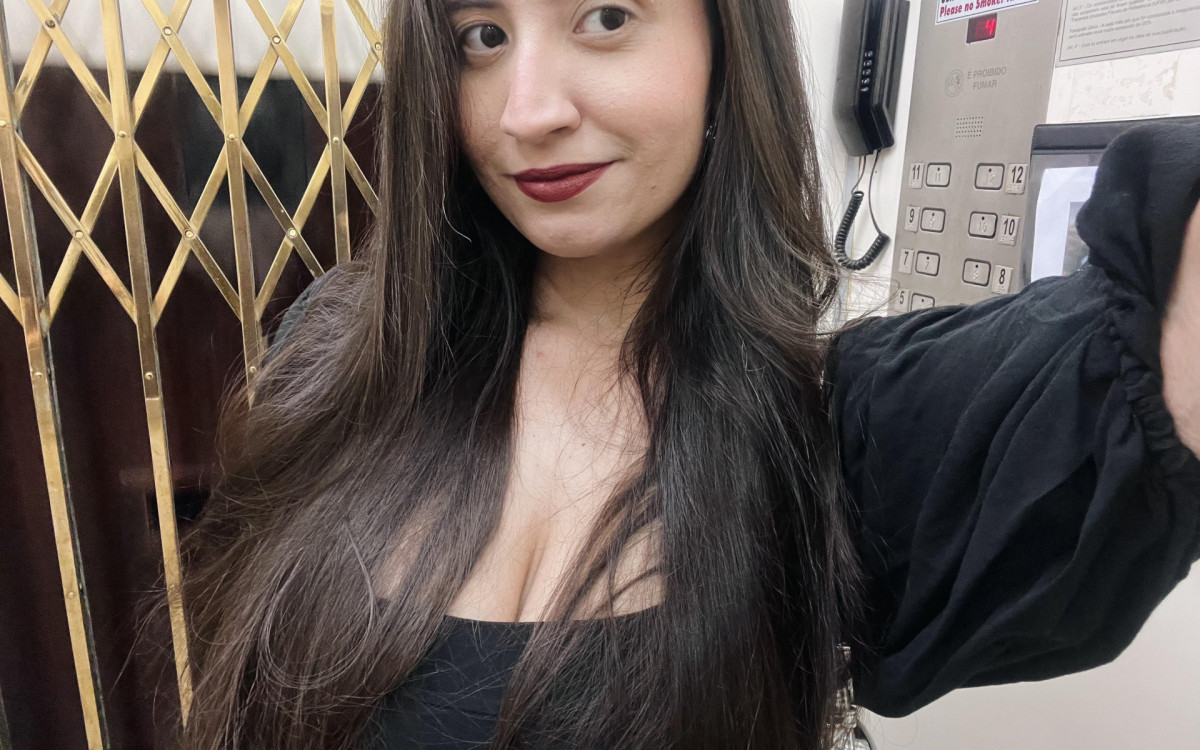 Caroline Belo, moradora de Copacabana, tem 27 anos e vive em uma kitnet de 37 m²