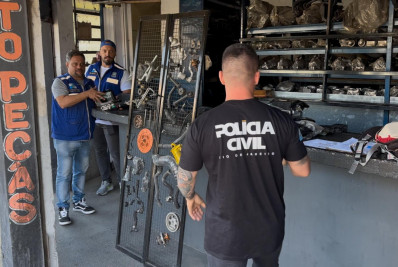 Operação encontra peças de carro roubadas em ferro-velho de Nova Iguaçu