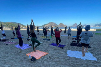 Yoga com vista para a saúde: fim de semana tem aulas gratuitas em Itacoatiara e Icaraí