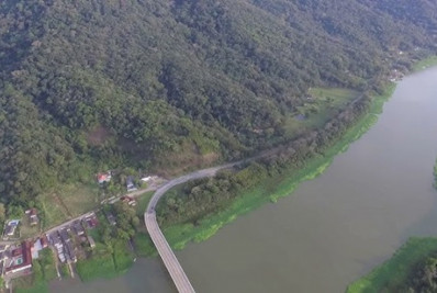 Vazamento de óleo em rio deixa cidades de São Paulo e Paraná em alerta