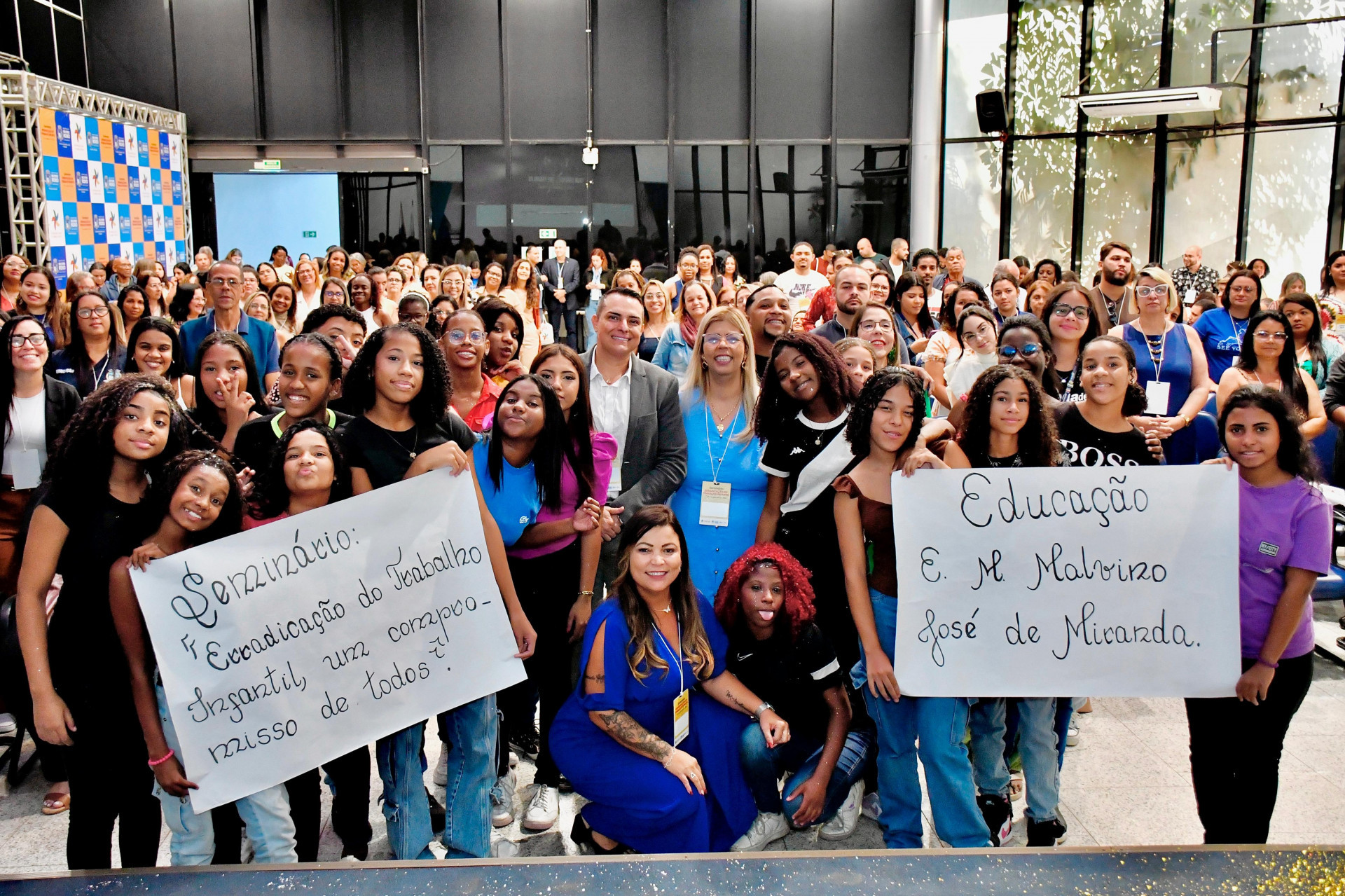 Diogo Bastos e Sheila Boechat com as crian&ccedil;as que participaram do semin&aacute;rio   - Jeovani Campos / PMBR