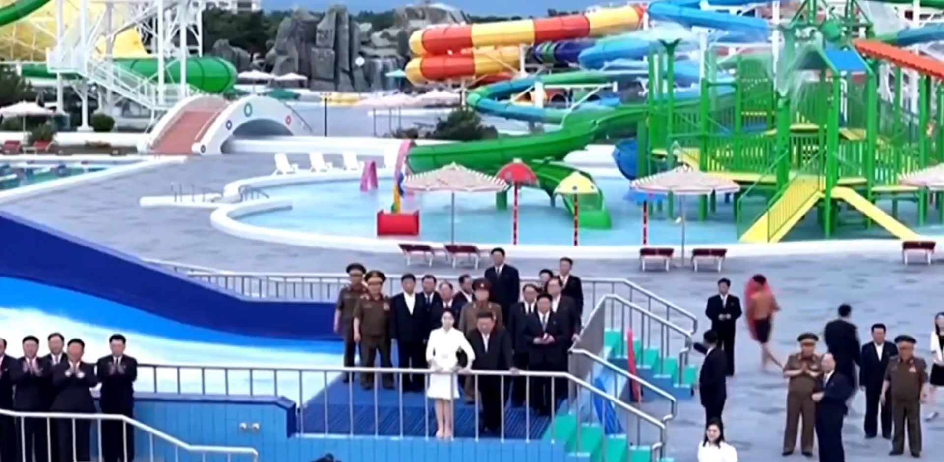 No centro, Kim Jong-un, ao lado de sua mulher, Ri Sol-ju - Reprodução / X