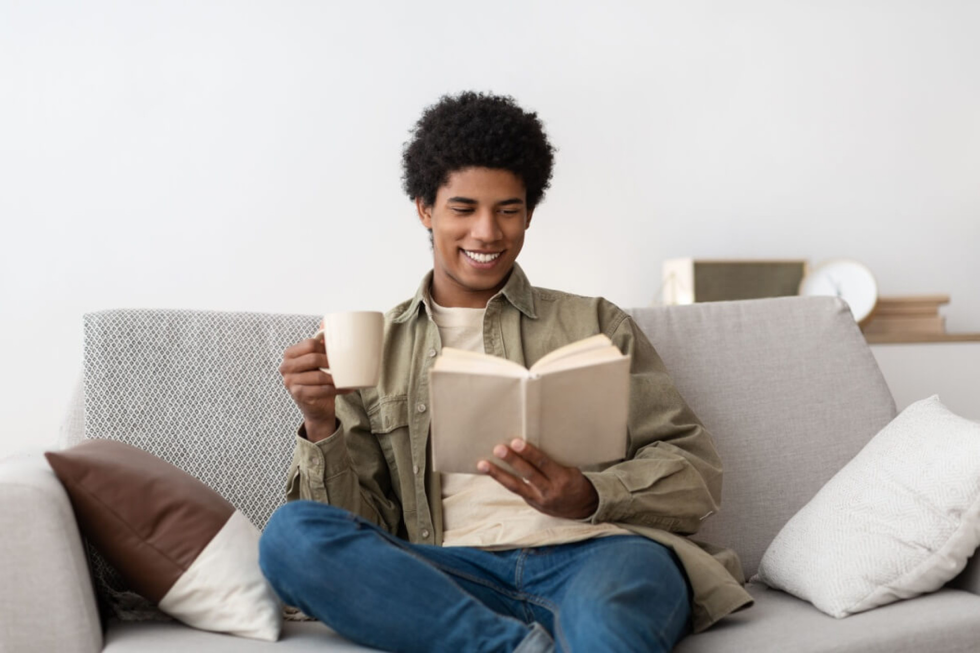 A leitura durante o feriado &eacute; uma &oacute;tima forma de estimular a mente e reduzir o estresse (Imagem: Prostock-studio | Shutterstock)