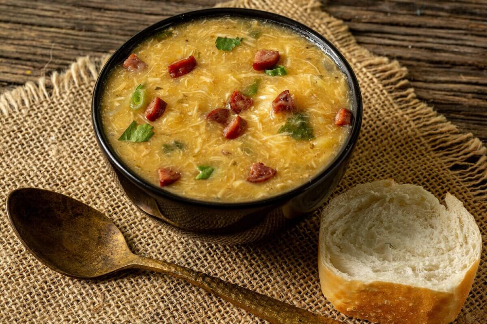 Sopa de mandioquinha com frango e bacon (Imagem: Estudio Originar | Shutterstock)