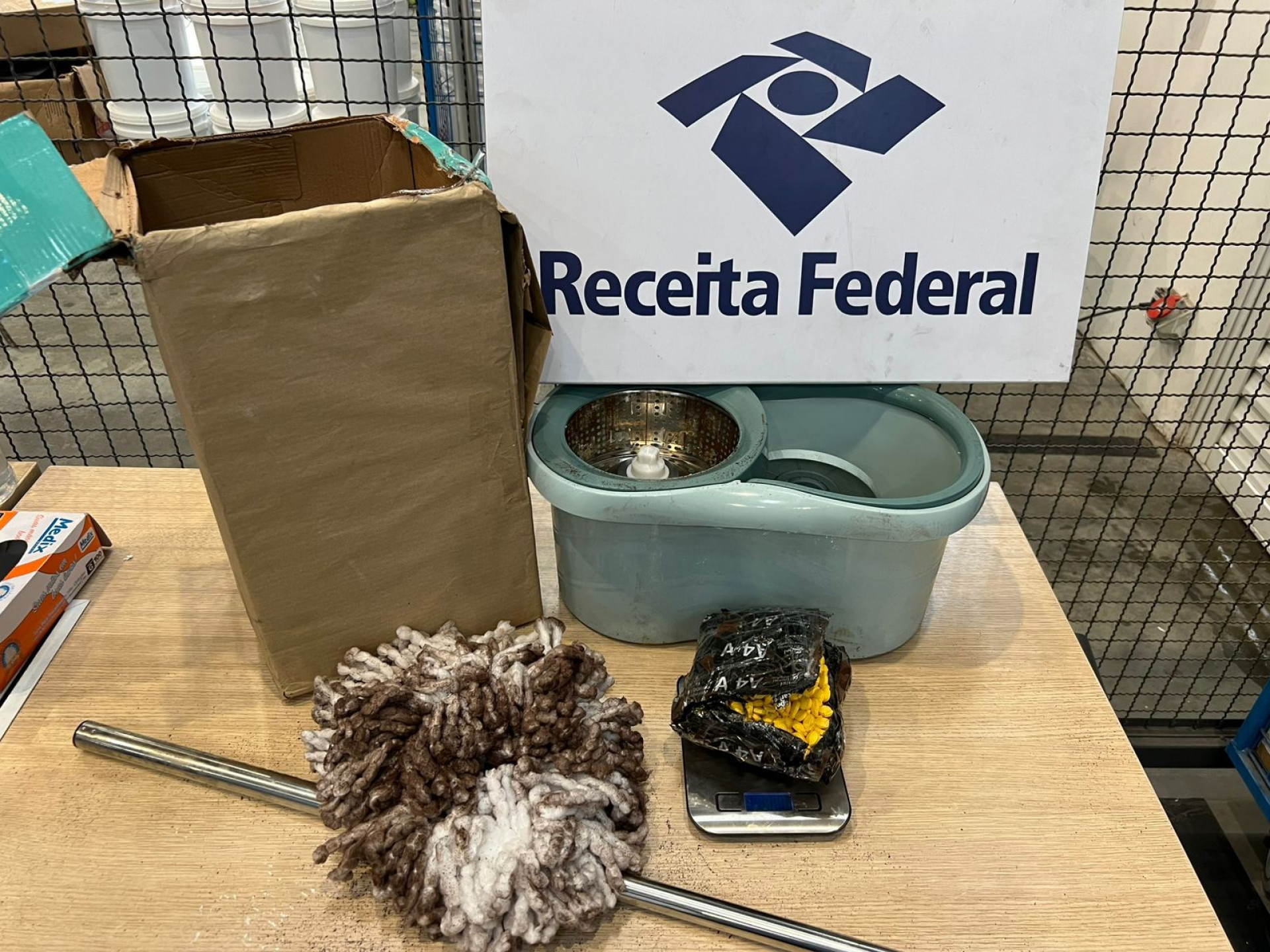 Uma das encomendas estava escondida em um kit com balde e esfregão - Divulgação/RFB
