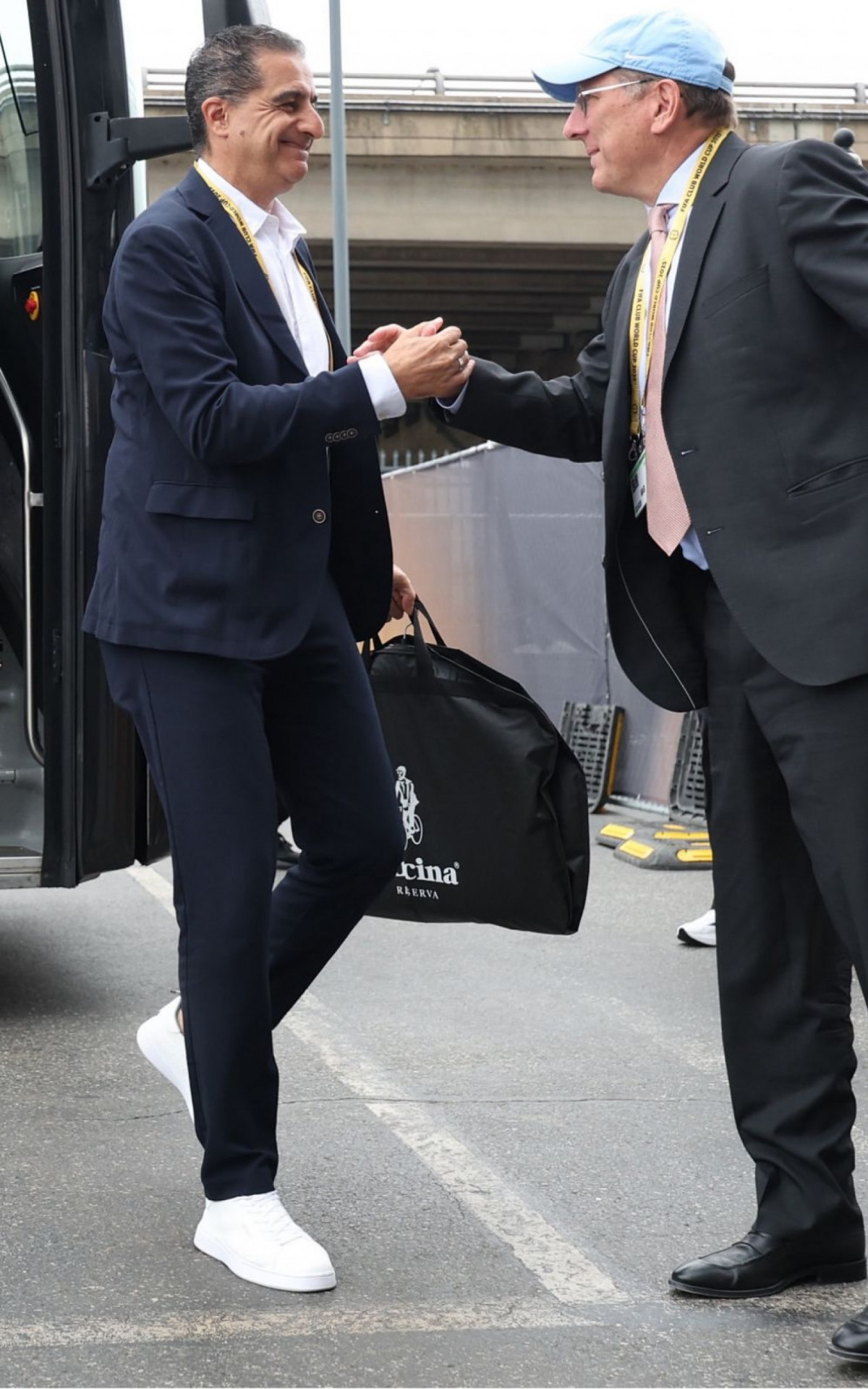 John Textor e Renato Paiva na chegada do Botafogo ao estádio Lincoln Field - Reprodução/ Botafogo/ Vítor Silva
