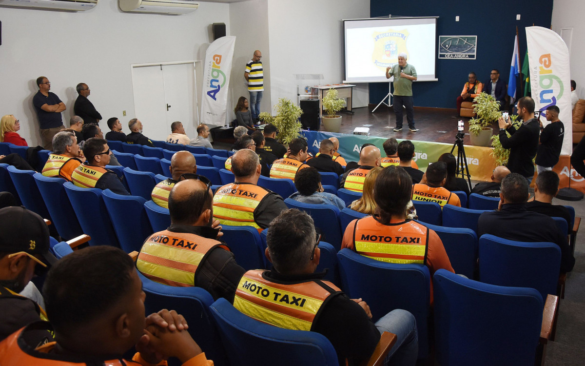 Os 29 mototaxistas receberam licença para operar na cidade