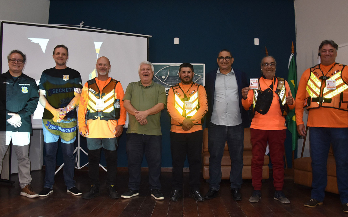 Prefeito Cláudio Ferreti entrega licença aos mototaxistas, em cerimônia no CEA