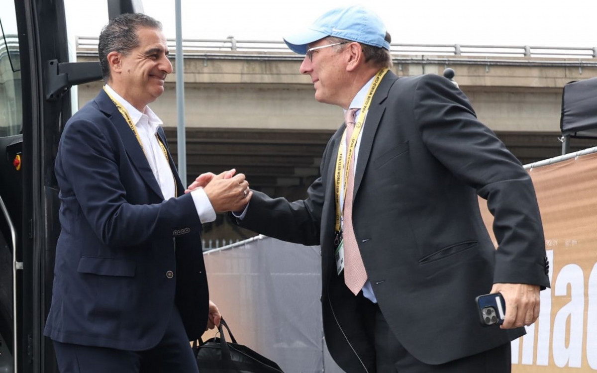 John Textor e Renato Paiva na chegada do Botafogo ao est&aacute;dio Lincoln Field