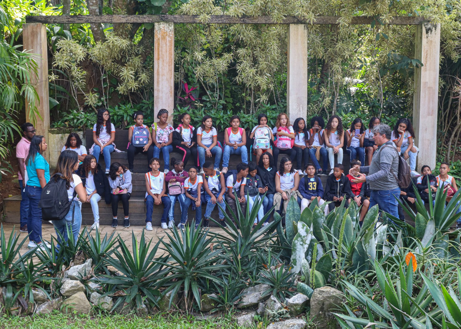 Os alunos tiveram uma aula ao ar livre sobre meio ambiente   - Jean Carlos / PMBR